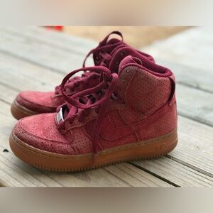 Nike 5.5 Air Force 1 - 749266-600 Team Red H1 Suede Gum High Top Sneakers